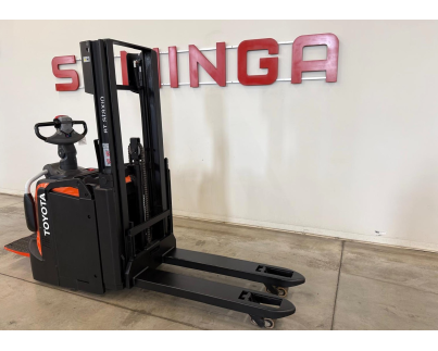 Electric stacker 11162 TOYOTA SPE200D.  Only 3619 operating hours!