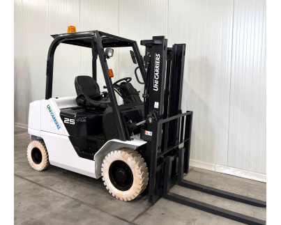 Дизельный погрузчик 11302 UNICARRIERS (TCM) FD25T5M. 679 моточасов. Mitsubishi S4S — 4-цилиндровый дизельный двигатель.